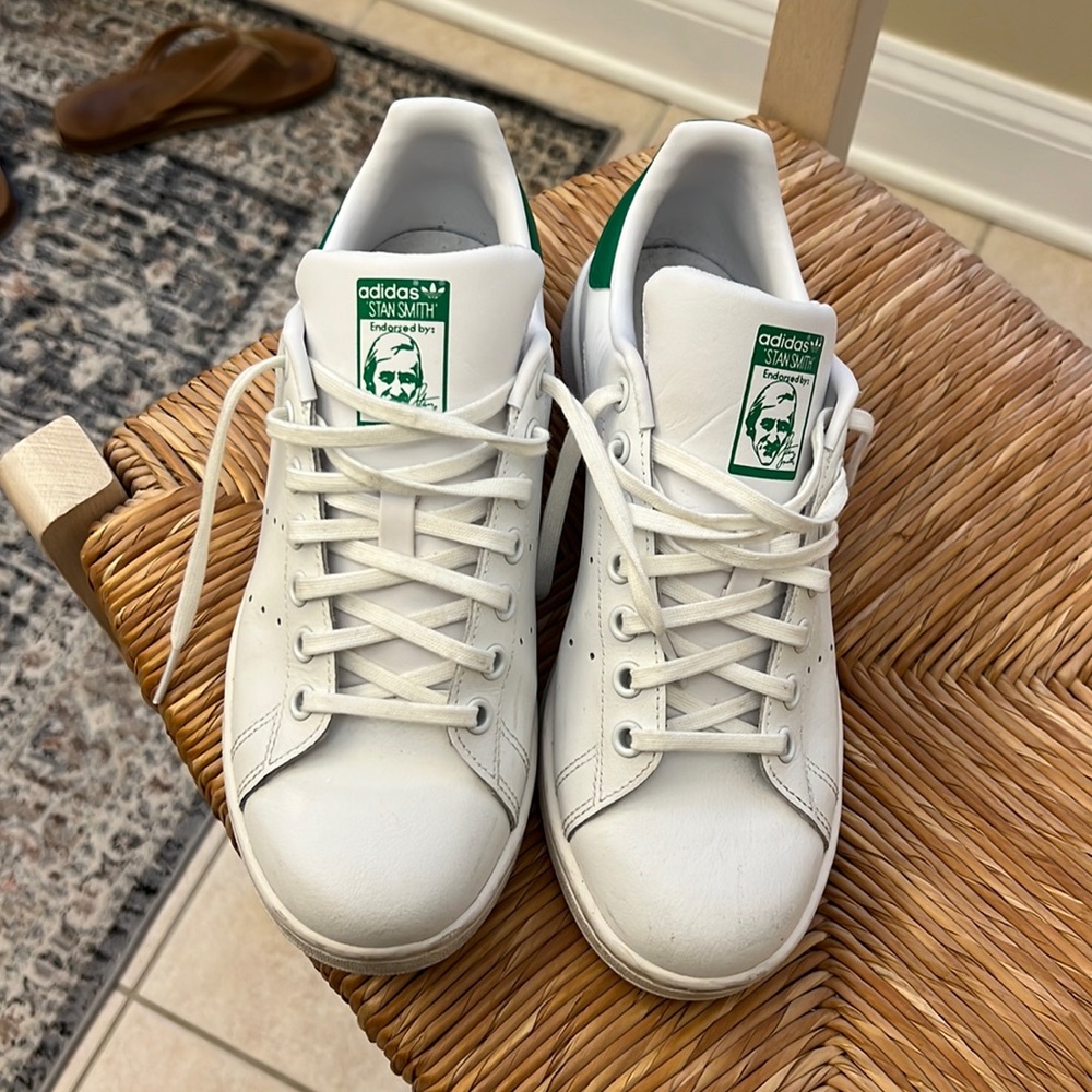 Stan Smith Adidas 6 fits women’s 8 EUC. Worn three times. Minor scuffs.